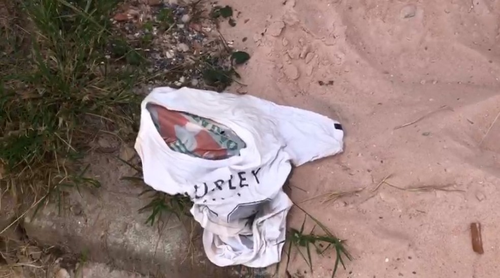 Sacola com objetos roubados foi encontrada em um beco, na quadra 10, em Sobradinho — Foto: Polícia Civil/Divulgação 
