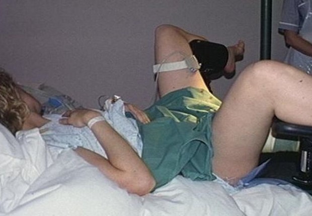 A posição deitada, de pernas abertas, foi popularizada como uma cena de trabalho de parto - mas não deveria ser assim, diz médica (Foto: BBC News Brasil)