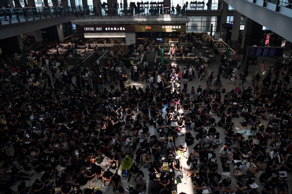Manifestantes protestam no aeroporto internacional de Hong Kong, nesta sexta-feira (9)  — Foto: Anthony Wallace / AFP