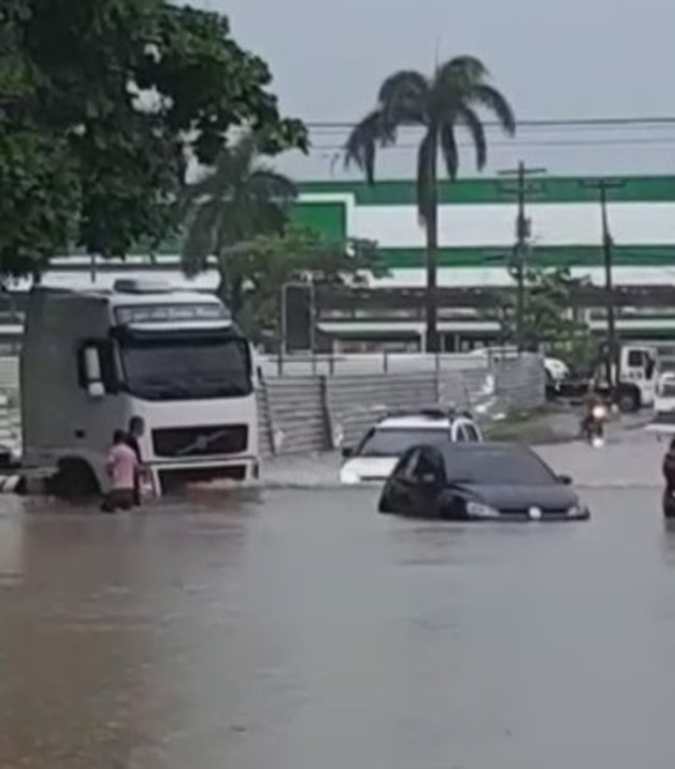 Motoristas se esforçaram para passar por alagamentos causados pela chuva que encobriu Porto Velho no sábado (31).  — Foto: Arquivo pessoal