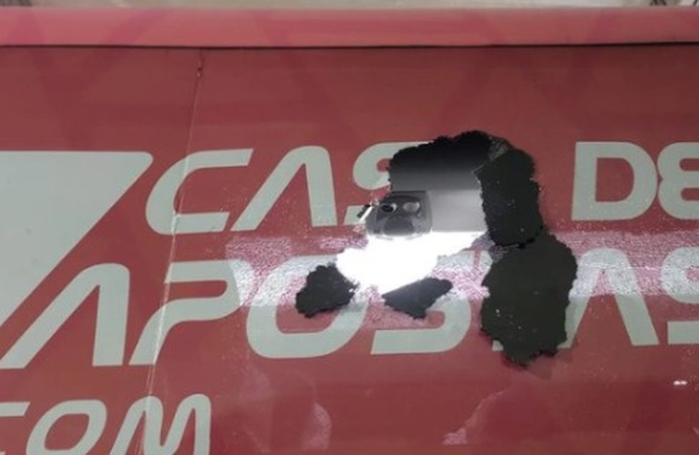 Jogadores ficam feridos após ônibus do Bahia ser atingido por artefato na Arena Fonte Nova — Foto: Divulgação/EC Bahia