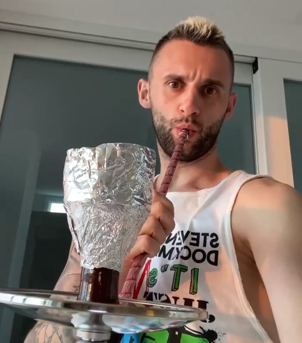 Também há registros de Brozovic usando narguilé — Foto: Reprodução