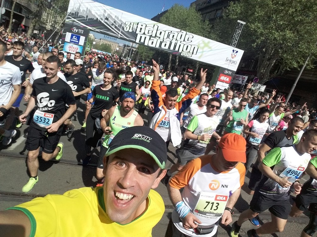 Diego Giacomeli durante largada da Maratona de Belgrado: paixão por corridas e condicionamento físico em dia para as viagens — Foto: Arquivo pessoal