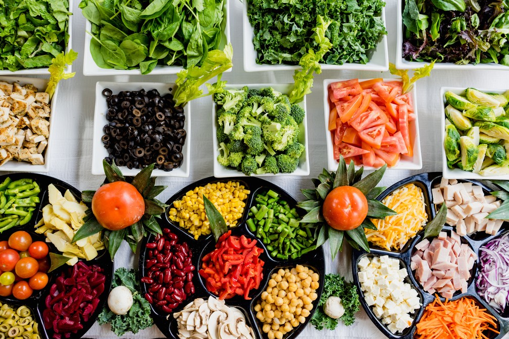 Alimentação balanceada, rica em legumes e verduras, é um dos pilares para manter a imunidade — Foto: Unsplash