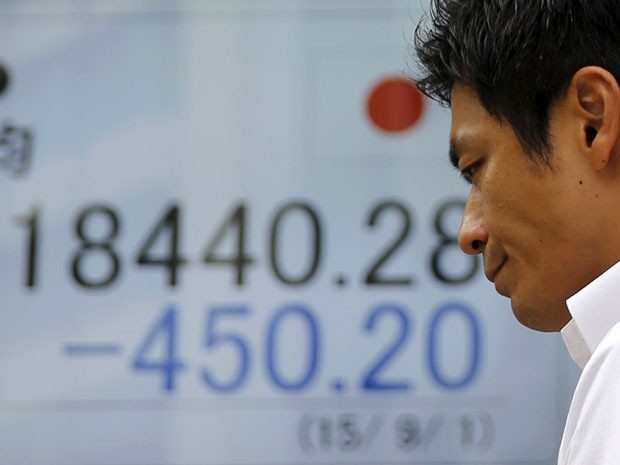 O índice Nikkei 225 perdeu 724,79 pontos, a 18.165,69 unidades. (Foto: Reuters)