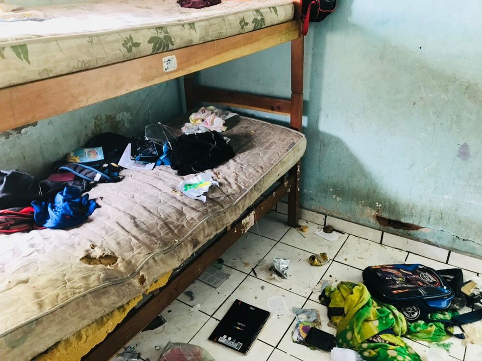 Crianças e adolescentes viviam trancadas e em condições desumanas (Foto: Lislaine dos Anjos/G1)