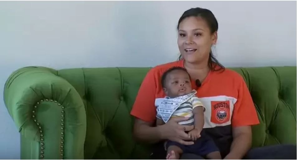 Claire com o bebê Jackson no colo (Foto: Reprodução Youtube)