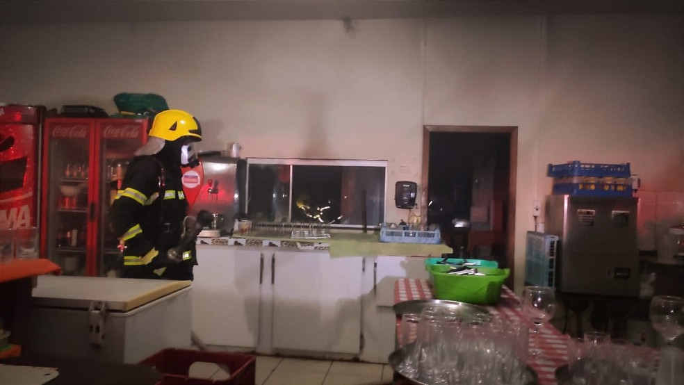 Incêndio aconteceu em cozinha de lanchonete — Foto: Bombeiros/Divulgação