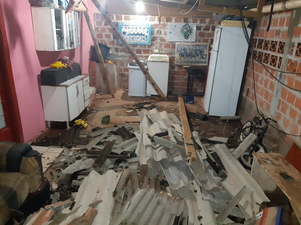 Forte temporal causou estragos em Martinópolis — Foto: Defesa Civil