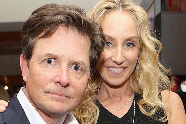 Michael J. Fox e Tracy Pollan se conheceram no set da série 'Caras e Caretas' em 1985, mas só começaram um relacionamento anos depois. O casamento deles é à prova de balas: resistiu aos filhos, às dificuldades e à doença de Parkinson de Michael. (Foto: Getty Images)