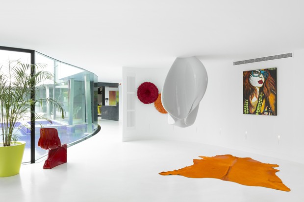 Casa futurista tem décor surpreendente com cores fortes  (Foto: Ian Tem Seldam/Divulgação)