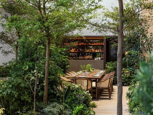 Isay Weinfeld inaugura restaurante com paisagismo marcante, em Nova York (Foto: Reprodução/ Instagram)