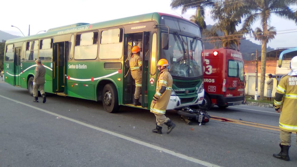 Acidente entre ônibus e moto é registrado na BR-101, em Angra dos Reis