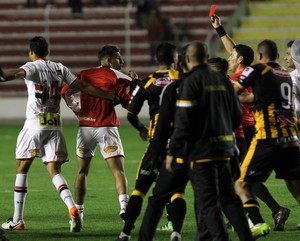 The Strongest x São Paulo - Calleri é expulso após se desentender com jogadores bolivianos (Foto: Martin Alipaz / EFE)
