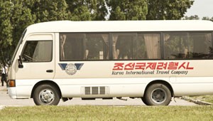 Ônibus de excursão pela Coreia do Norte (Foto: Gabriel Prehn Britto/Arquivo pessoal)