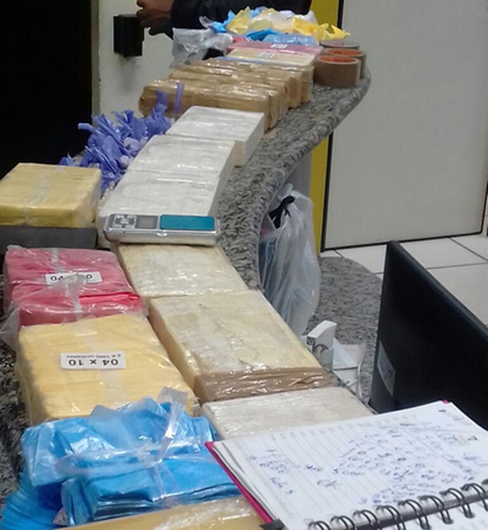 Pasta base de cocaína e material do tráfico apreendidos em Arraial do Cabo (Foto: Polícia Militar/Divulgação)