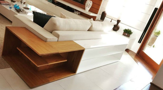Aparador para a traseira do sofá com mistura de  laca com madeira natural Freijó, da Lumberjills (Foto: Divulgação)