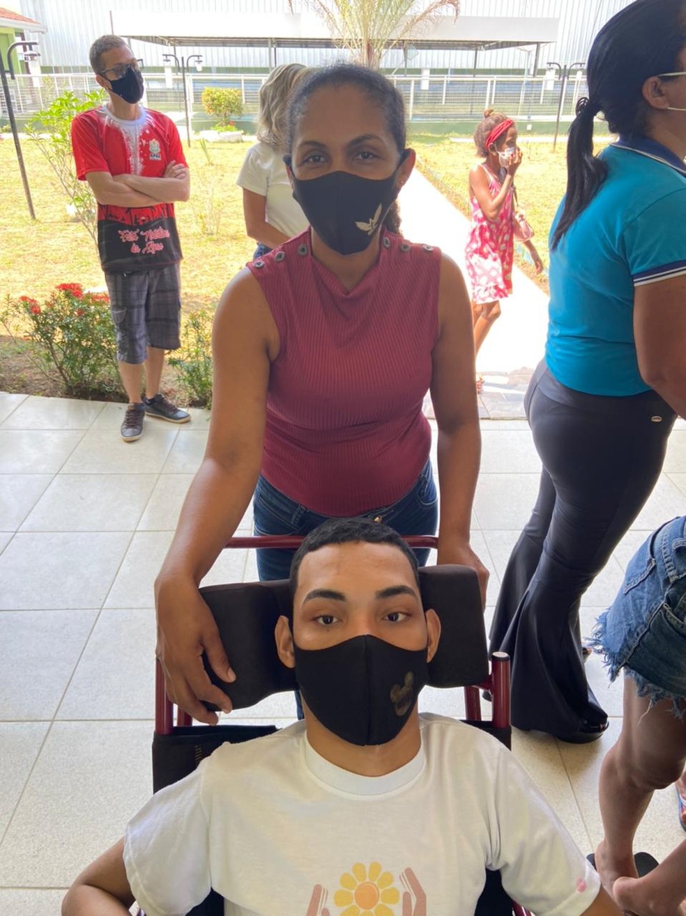 CALHA NORTE - A diarista Maria das Graças da Silva, de 38 anos, e o filho Janderson na APAE de Cruzeiro do Sul.  — Foto: Mayara Subtil/Rede Amazônica