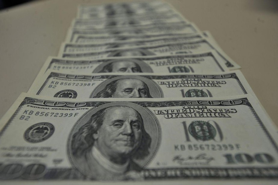 Dólar comercial sustenta alta moderada após comentários de Powell