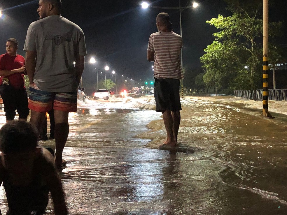 Rodovia tomada pelas águas — Foto: Rafaela Rodrigues/ Arquivo pessoal