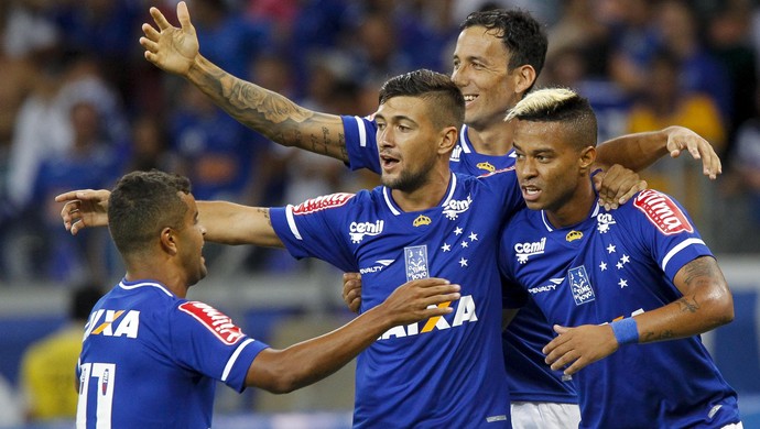 Jogadores do Cruzeiro comemoram o gol de Rafael Silva, contra o Fluminense (Foto: Washington Alves/Light Press/Cruzeiro)