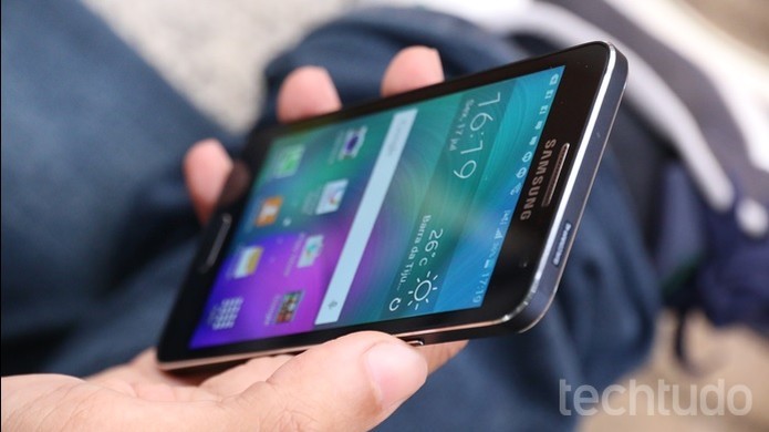 O Galaxy A3 possui apenas 1 GB de RAM (Foto: Lucas Mendes/TechTudo)