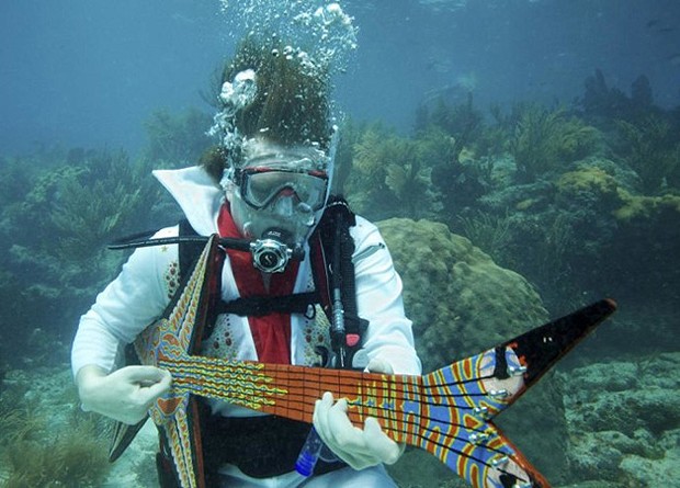 Instrumentos musicais adaptados para a água são fundamentais no festival (Foto: Divulgação)