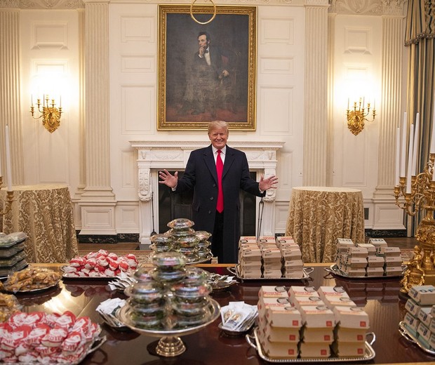 Trump, quando ainda tinha tempo para pedir junk food para todos (Foto: Divulgação/Casa Branca)