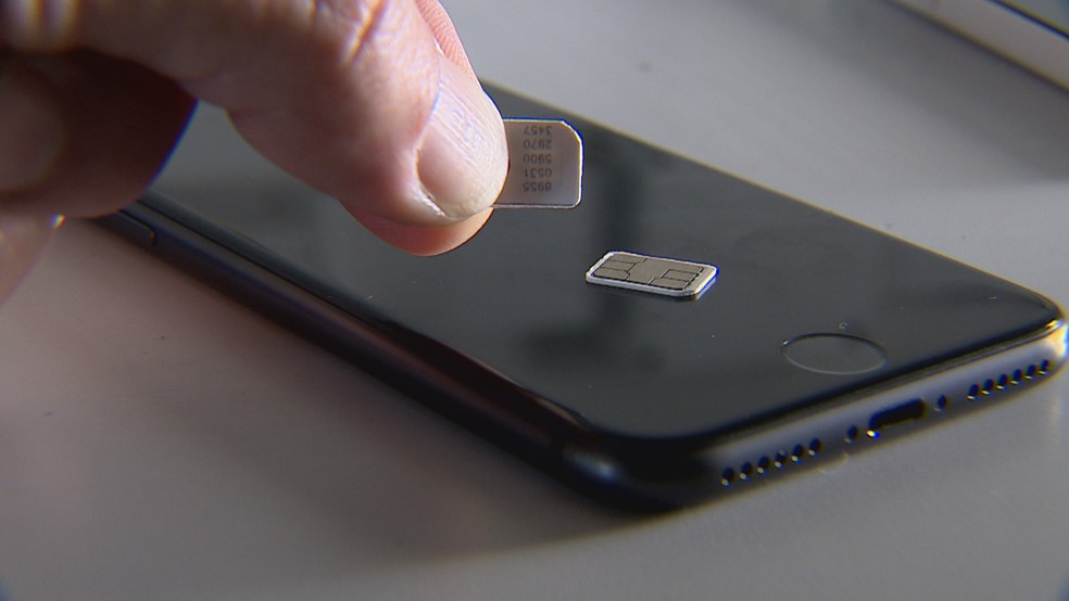 Chips de celular são desativados por usuários de outros estados, que praticam o golpe — Foto: Reprodução/RBS TV