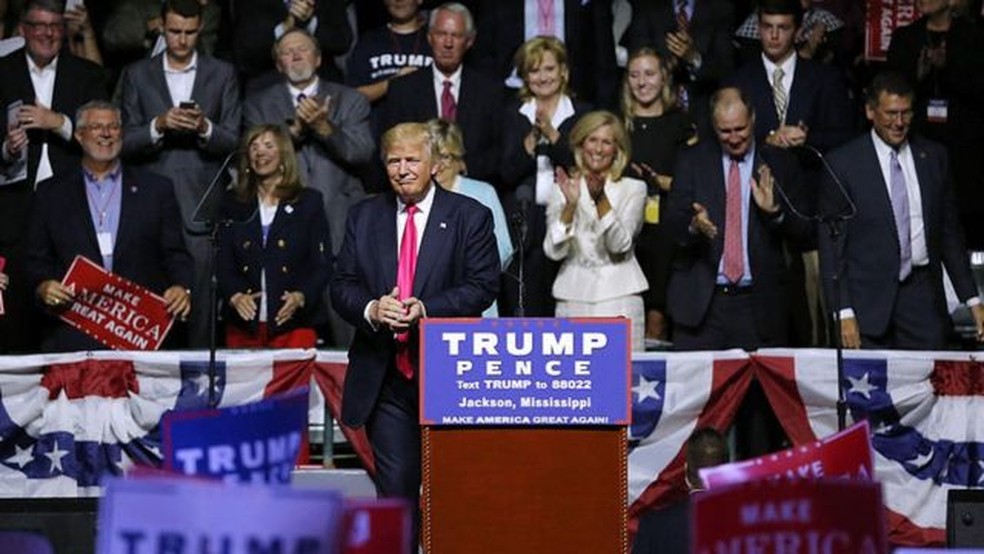 Lynn Fitch, de branco à direita de Trump, liderou a coalizão Mulheres por Trump do Mississippi na eleição presidencial de 2016 — Foto: GETTY IMAGES/via BBC
