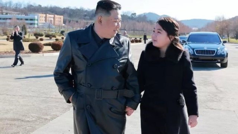 Kim Jong-un e sua filha — Foto: KCNA VIA REUTERS