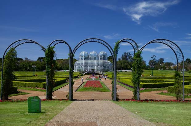 Curitiba, Brazil - September 23, 2014. Image botanical garden entrance of Curitiba in Parana state , one of the most beautiful urban parks in Brazil , which highlights its large glass greenhouse. (Foto: Getty Images)