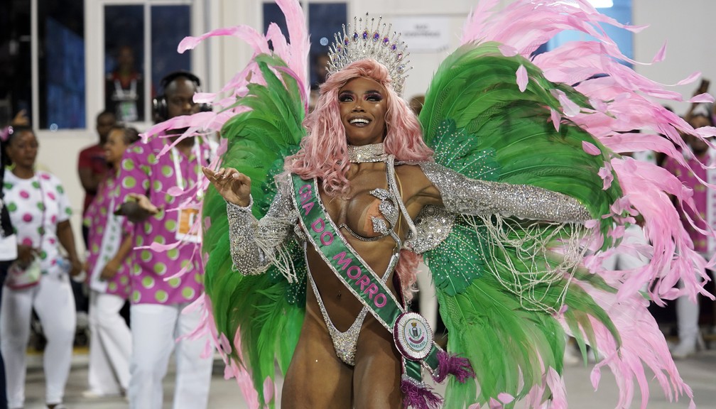 Rainha da Mangueira há 10 anos, Evelyn Bastos, nascida e criada na comunidade, celebra a ascensão dos talentos das favelas: moda das celebridades passou — Foto: Marcos Serra Lima/g1