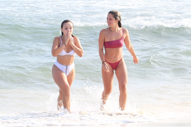 Larissa Manoela curte praia no Rio de Janeiro (Foto: Fabricio Pioyani/AgNews)