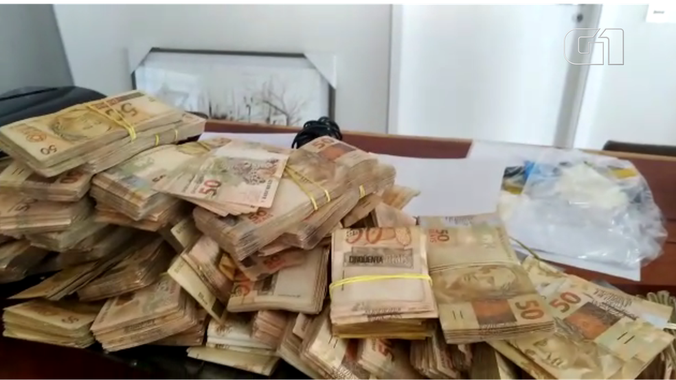 Polícia apreendeu maços de dinheiro, em Curitiba — Foto: PF/Divulgação
