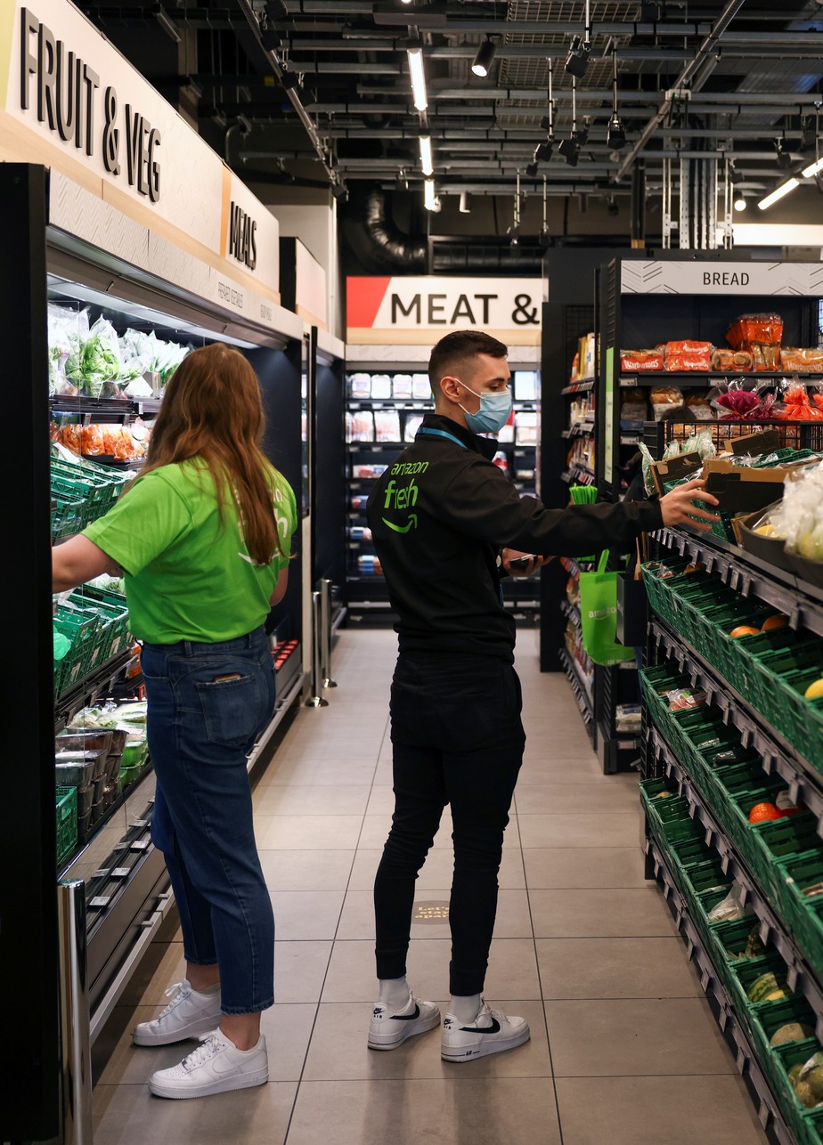 Supermercado equipado com sistema de compra automática no Reino Unido