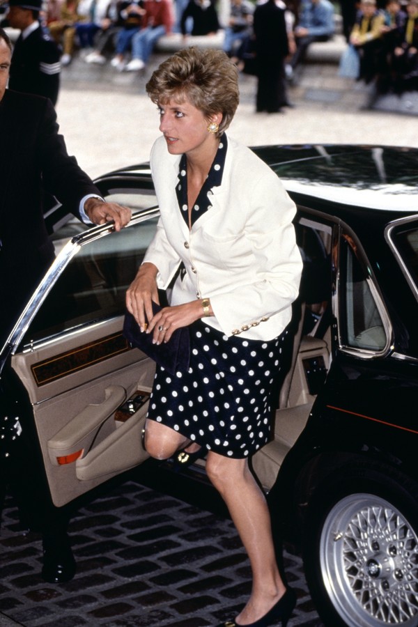 LONDON, UNITED KINGDOM - JUNE 22:  Diana, Princess Of Wales, Patron, The Institute For The Study Of Drug Dependence, Stepping Out Of Her Car As She Arrives At The Queen Eliziabeth II Conference Centre In Westminster For The Isdd Media Awards Lunch.  The P (Foto: Tim Graham Photo Library via Get)