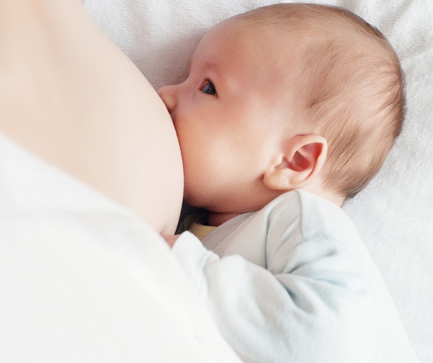 O bebê deve abocanhar o seio de forma correta para que o mamilo não rache (Foto: Thinkstock)