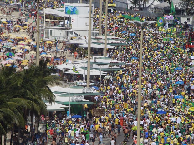 Manifestação em Copacabana (Foto: Rodrigo Gorosito / G1)