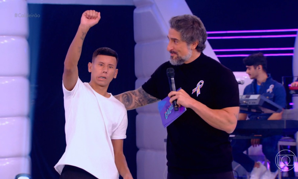 Matheus participa do 'Caldeirola' e faz todo mundo chorar — Foto: Globo