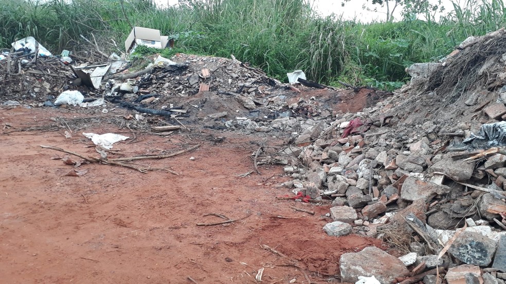 Mulher foi encontrada morta em local utilizado para descartar lixo — Foto: Lucas Ferreira/TV Anhanguera