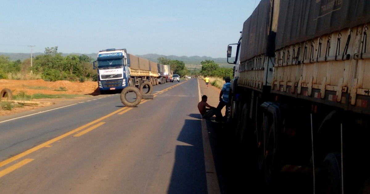 MORADORES FECHAM A BR-251 EM PROTESTO ÀS MÁS CONDIÇÕES DA ESTRADA - O  Tabuleiro