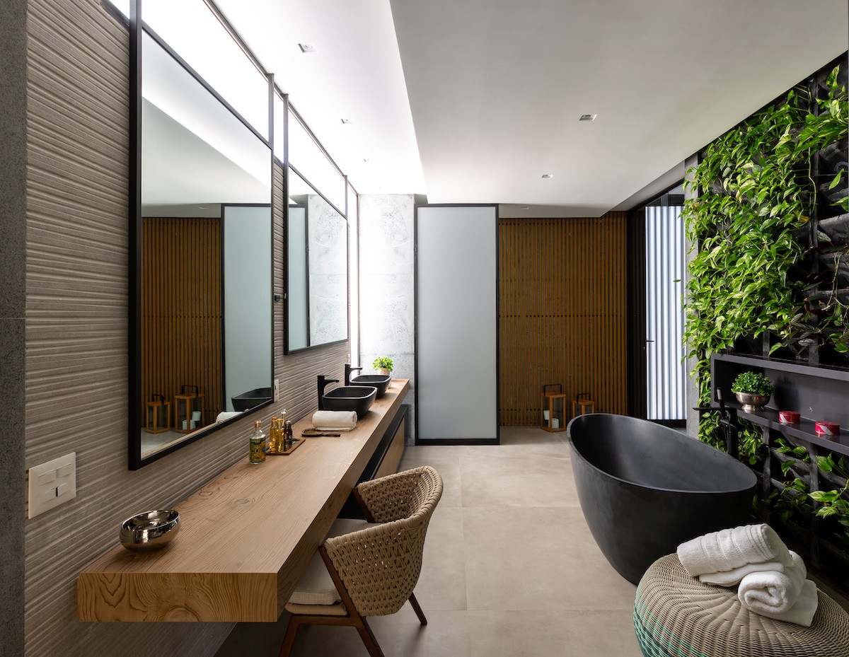 SALA DE BANHO | A sala de banho é integrada a suíte e garante espaços amplos para os moradores desfrutarem do ambiente (Foto: Divulgação / Manuel Sá)