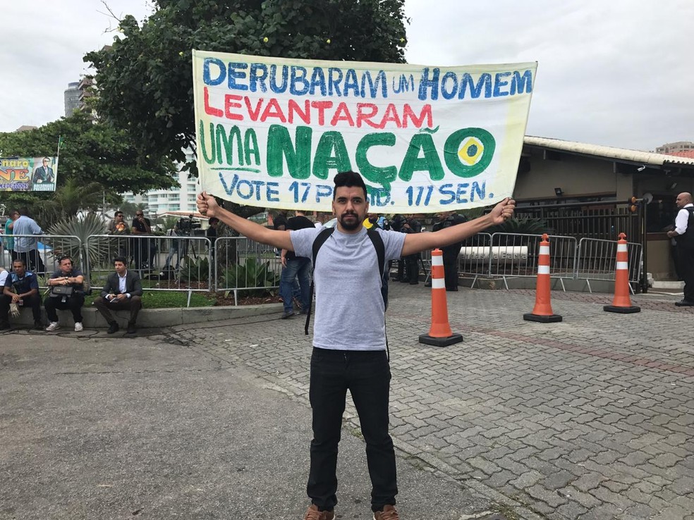 Vander Ribeiro, de Nova IguaÃ§u, sai todos os dias de casa para levantar no local uma faixa com os dizeres 'Derrubaram um homem, levantaram uma naÃ§Ã£o'. â Foto: Patricia Teixeira/G1