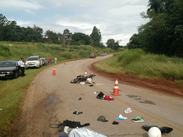 Homem de 29 anos morreu ao bater contra caminhão (Foto: Victor Gomes/ TV TEM)