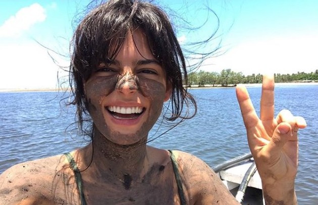Julia Dalavia também tomou banho de lama durante passeio por uma praia (Foto: Reprodução)