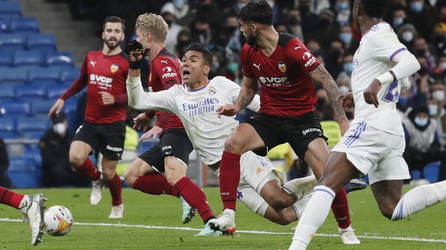 Casemiro cai na rea em pnalti do Valencia para o Real Madrid