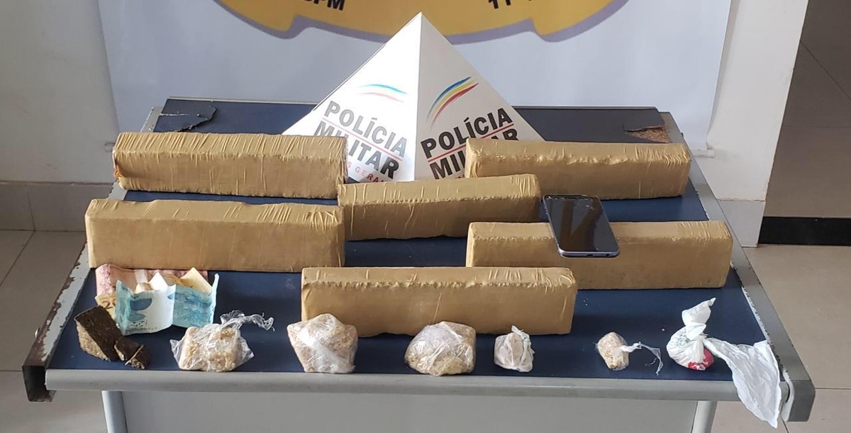 Mulher é presa com drogas enquanto esperava táxi que a levaria de Montes Claros para Matias Cardoso