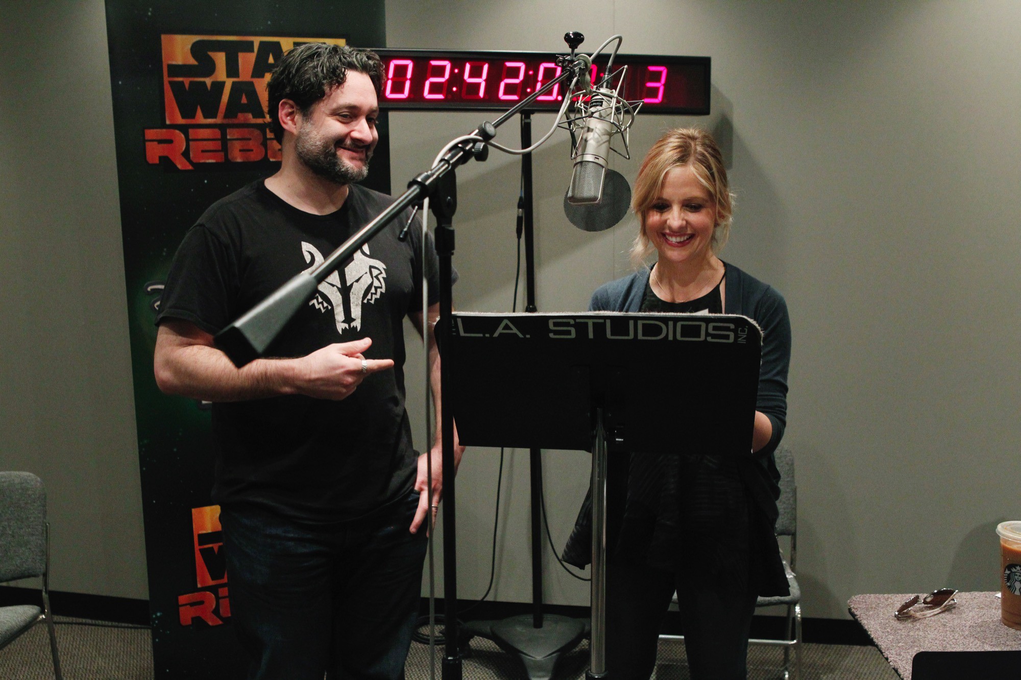 Dave Filoni e Sarah Michelle Gellar nos bastidores de 'Star Wars Rebels' (Foto: Instagram)