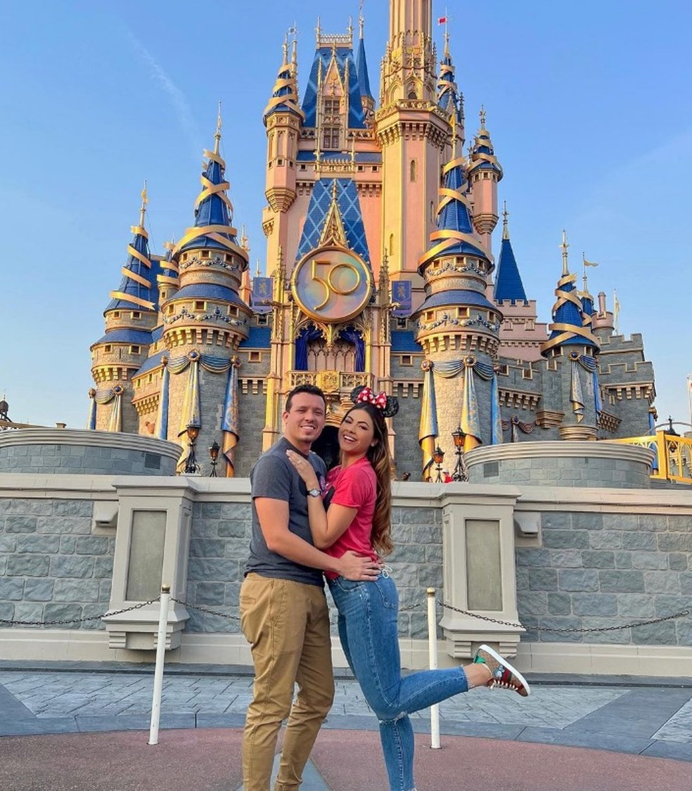 Brenna Dianá e o marido na Disney. — Foto: Reprodução/Redes Sociais